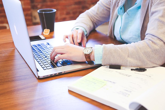 Laptop en escritorio profesional representando la digitalización de negocios