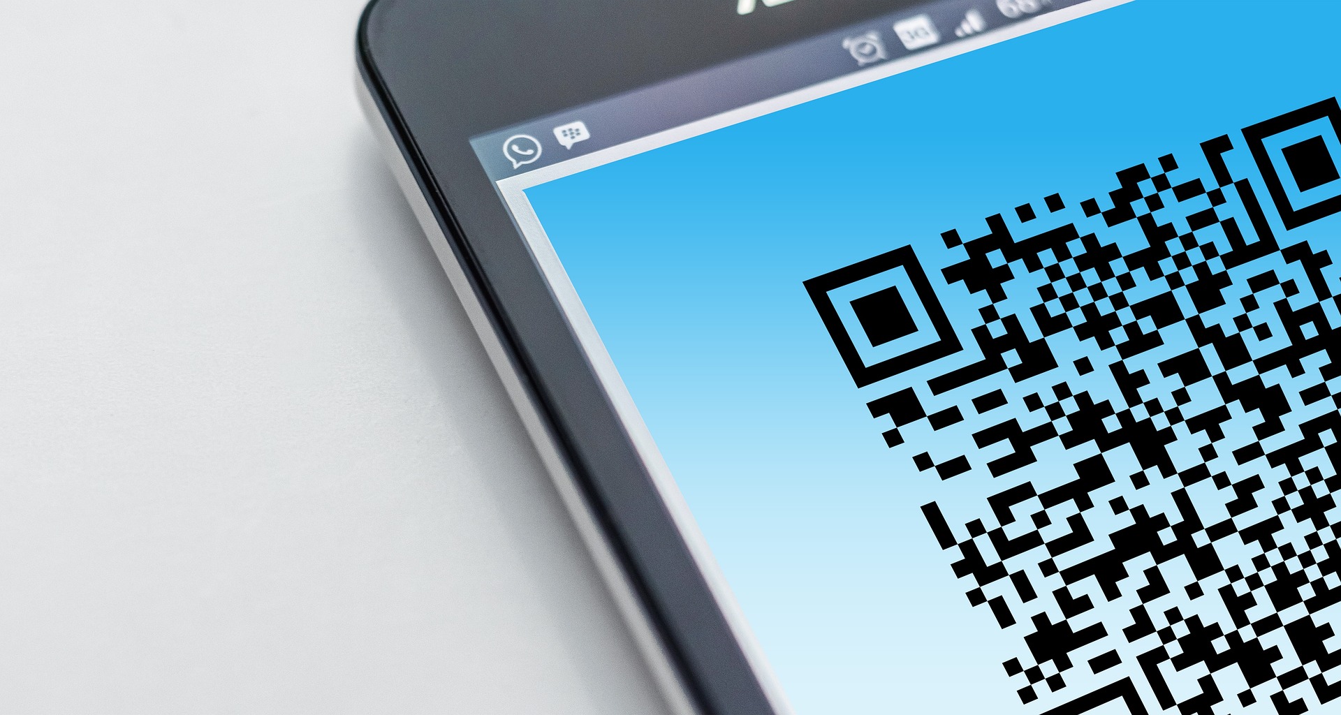 Persona escaneando código QR para realizar un pago digital